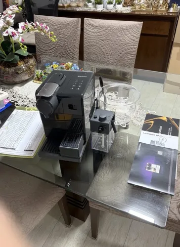 Cafeteira Nespresso Lattissima Touch F521 + Porta-Cápsulas