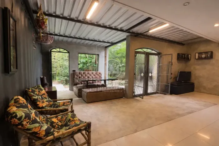 CASA RESIDENCIAL / CONTAINER / 3 QUARTOS / PISCINA / DOIS CORREGOS