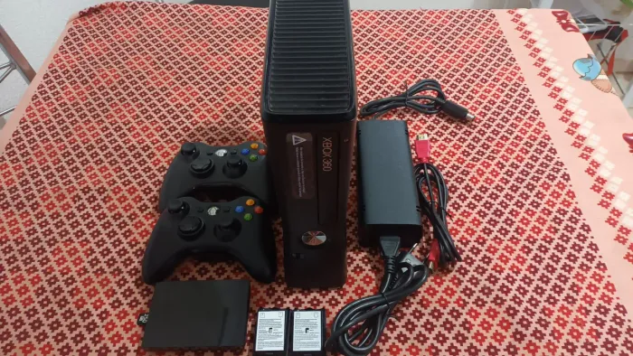 Xbox 360 com 50 jogos nele, 2 controles, cabo hdmi, pronto pra jogar
