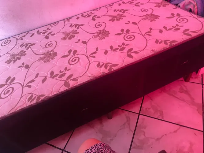 cama box solteiro conjugada com estampa floral marrom no tampo e base escura.