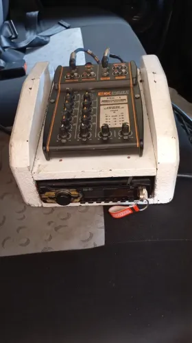 Som automotivo completo com rack móvel 