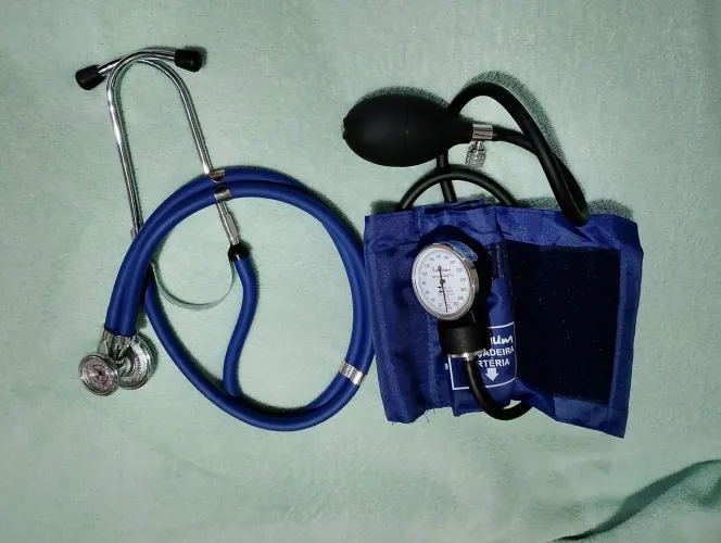 Kit Estetoscópio + Aparelho de pressão arterial Premium