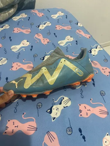 Vendo chuteira da puma tamanho 41 roxo