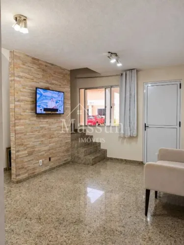 CASA REFORMADA DE 68M² COM 2 QUARTOS, 2 VAGAS E CHURRASQUEIRA EM CONDOMÍNIO FECHADO NO JAR