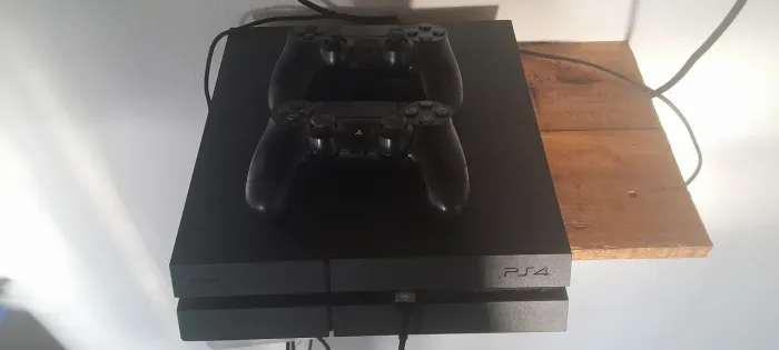 Ps4 completo com 2 controles e 8 jogos e a caixa original