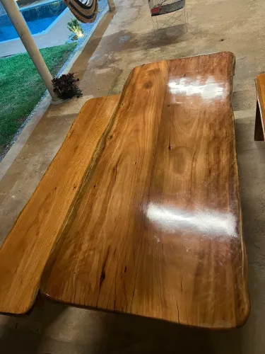 Mesa de madeira 2 metros resinada 4 bancos 