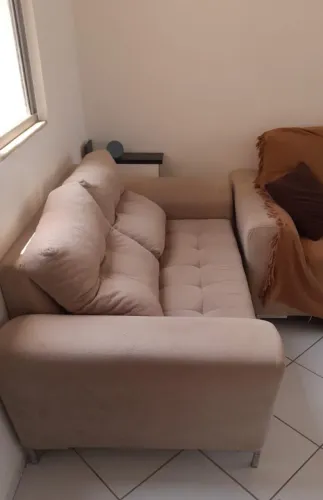 Sofá praticamente sem uso.