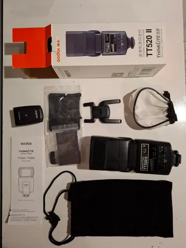 Flash Godox TT520 II com difusor e rádio transmissor
