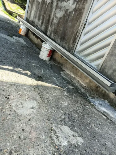 Vendo Calha de beiral medindo 5,50 metros ideal para seu telhado.