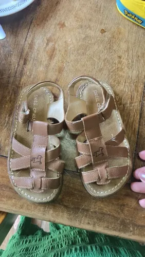 Vendo sandália slim de couro marca petit Cheval tamanho 26 usada. R$70,00