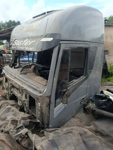 Cabine Iveco hiway 440 batida 