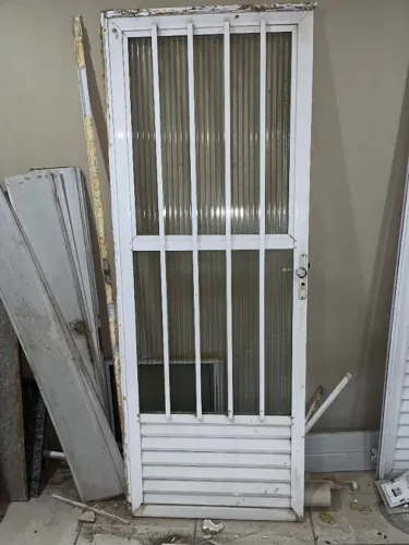 ?Porta de Alumínio Branca com Vidro, Grade de Proteção e Veneziana