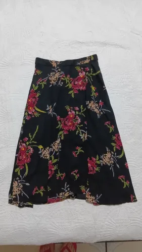 Saia Midi Floral Evasê - Elegante e Versátil