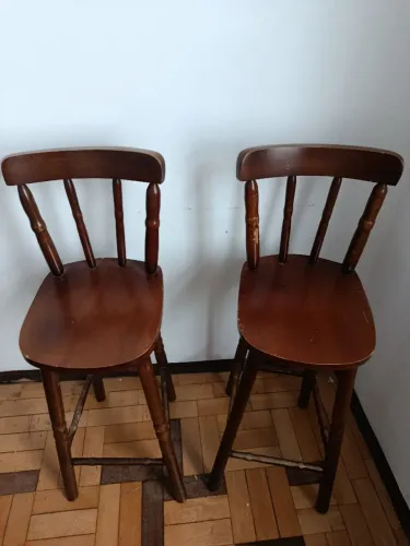 Mesa alta com banquetas