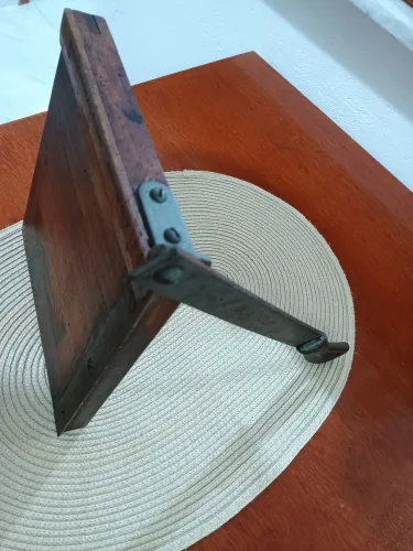 Antiga guilhotina de papel vintage.