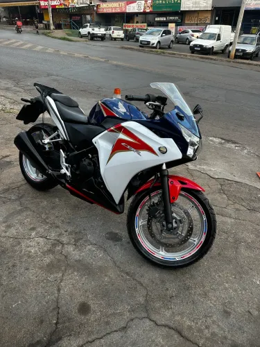 CBR 250r para pessoas exigentes, recém revisada.