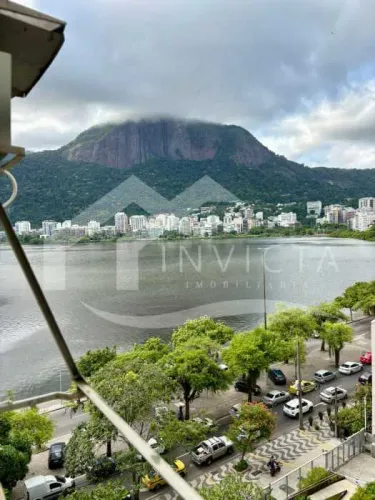 03 quartos sendo 0 1 suíte com vista lateral mar e 01 vaga em escritura na lagoa e cristo!