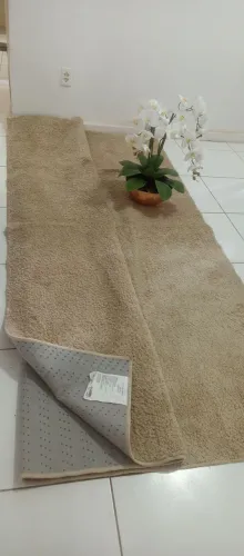 Tapete para sala, medindo 2,5m x 2,0m.