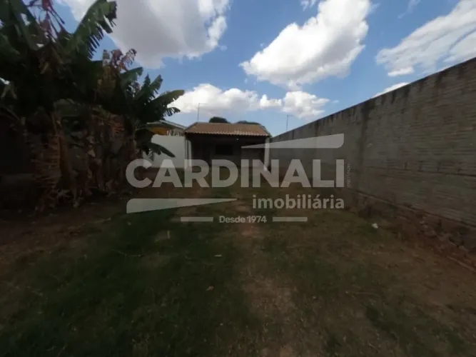 Casa com boa localização, próximo a escolas e supermercados.