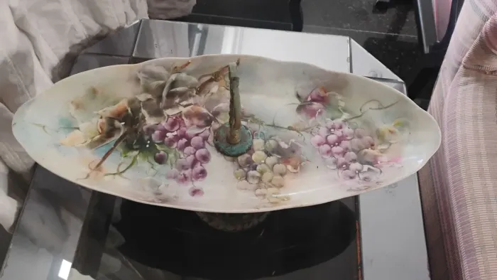 Fruteira em porcelana pintada a mão. Remonta ao estilo Porcelana Francesa de Limoges