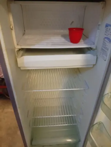 Geladeira usada simples,falta a porta do congelador,mais tá funcionando bem