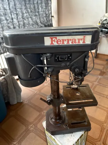 Furadeira de bancada Ferrari