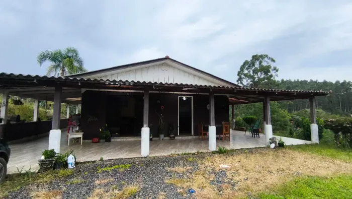 Chácara formada em Campo Magro, 3.000m², bairro Retiro, 2 casas.