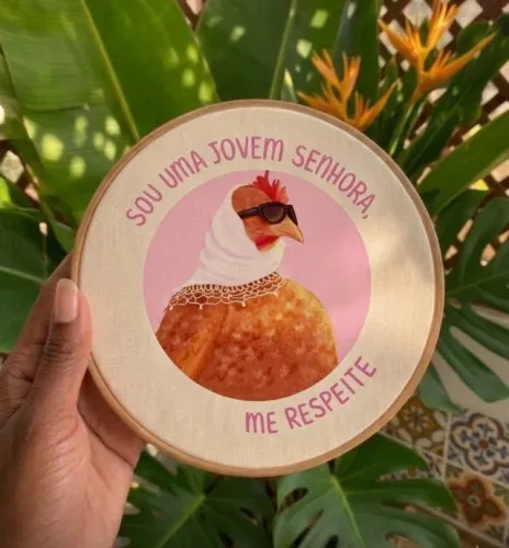 JOVEM SENHORA - BORDADO