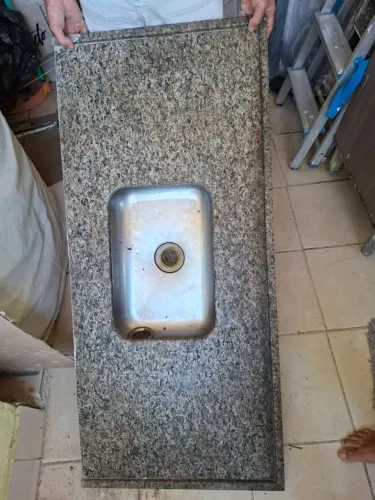 Vendo pia de cozinha de granito usada com cuba e valvula 250,00