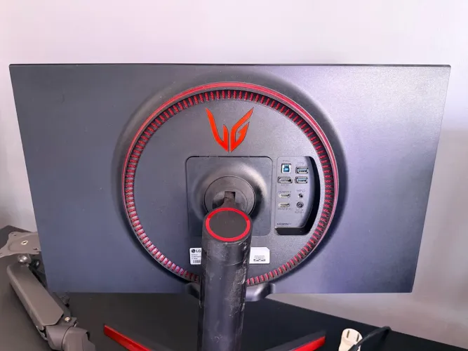 Monitor LG 240hz 1.0ms totalmente articulado vai com suporte