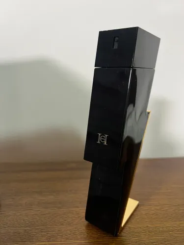 Vidros de perfumes vazios