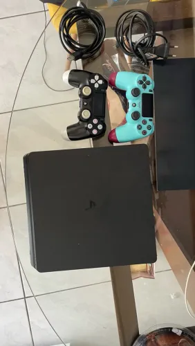 Ps4 Slim - 1TB 2 Controles