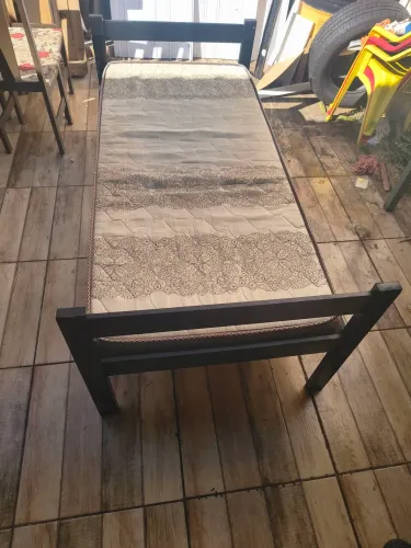 Cama de madeira solteiro acompanha colchão