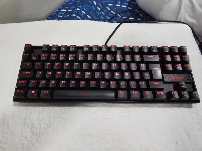 Teclado Mecânico Gamer Redragon Kumara, Anti-Ghosting, LED Vermelho, Switch azul 