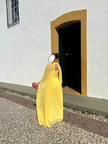 VESTIDO DE FESTA AMARELO COM CAPA, TAMANHO P
