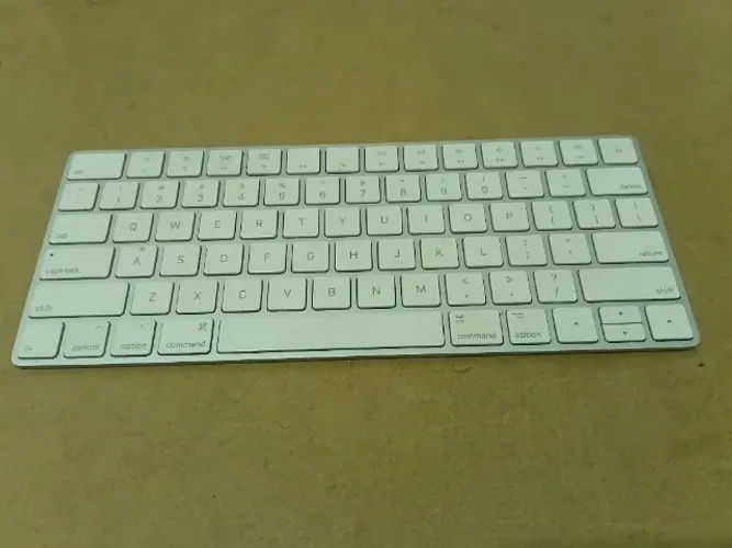 Teclado Apple Magic A1644 - Usado Branco
