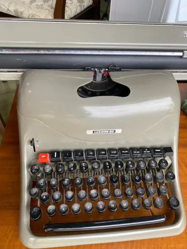 Máquina de escrever Antiga Lexikon 80 Olivetti