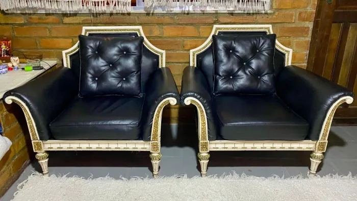 POLTRONAS DE BRAÇOS EM MADEIRA ENTALHADA E DOURADA ? ESTILO BARROCO / LUÍS XIV
