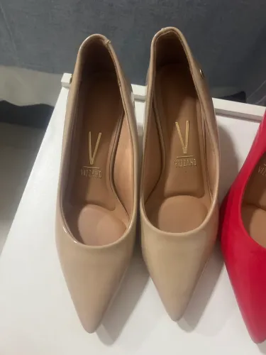 Sapato tipo scarpin nas cores vermelho e nude