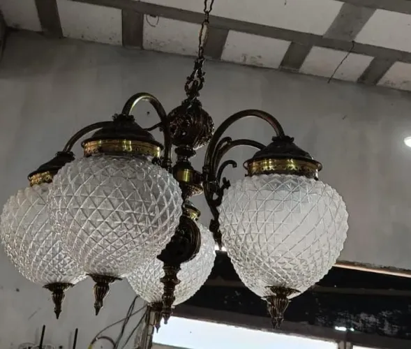 Lindo lustre com bordas em dourado