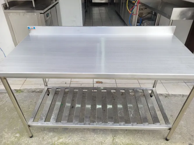 Mesa inox com paneleiro gradeado 