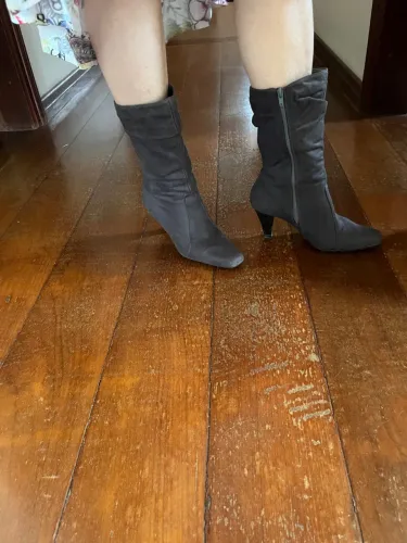 Bota de salto cinza