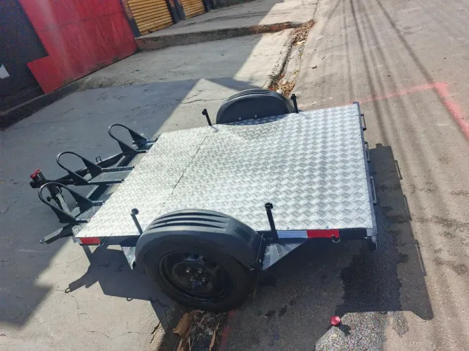 Carretinha mult  uso  prancha ou 3 motos 
