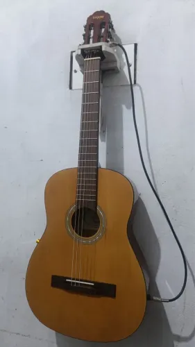 Violão elétrico de nylon regulado por luthier e funcionando na caixa