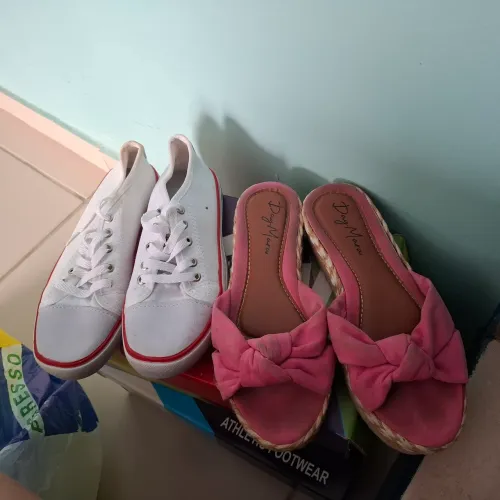 Tênis all star branco e sandalia flat rosa