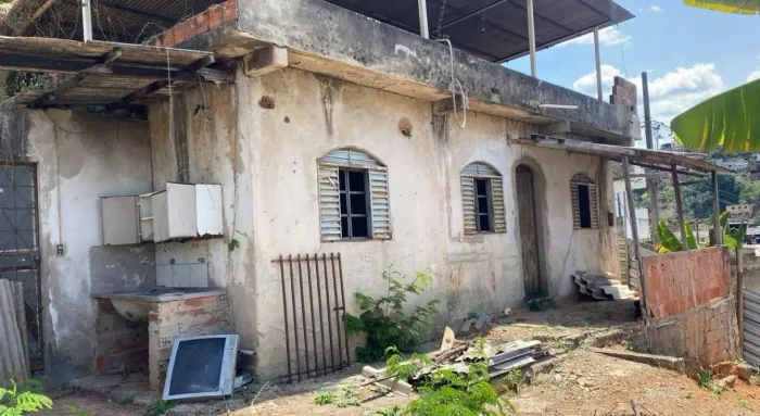 VENDO OU TROCO CASA (PRECISA DE REFORMA)
