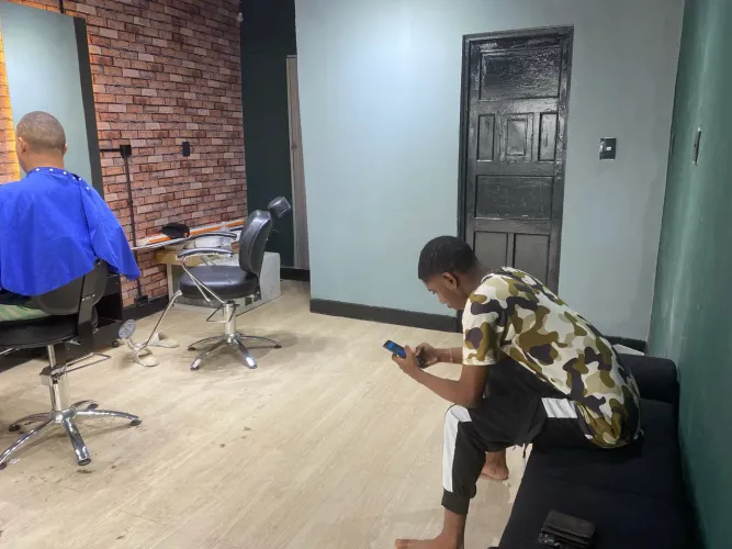 ALUGA-SE PONTO COMERCIAL PRONTO PARA BARBEARIA OU SALÃO