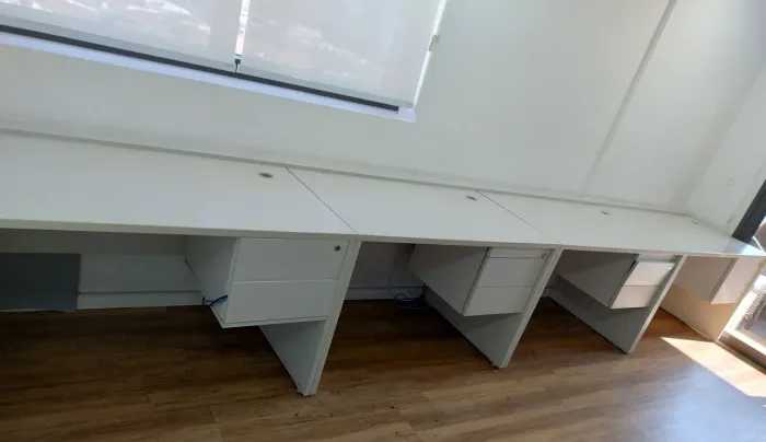 kit com 6 mesas e 6 cadeiras de escritório.