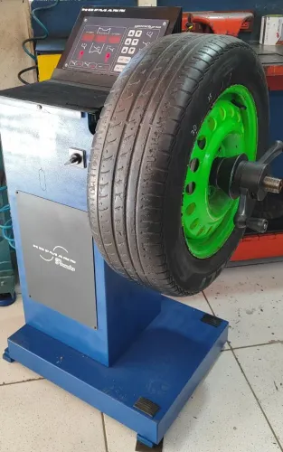 Balanceadora de rodas manual marca Hofmann modelo Geodyna 301 