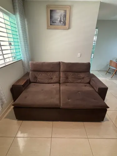 Vendo um sofá retrátil e reclinável com chaise, com 2,30m.